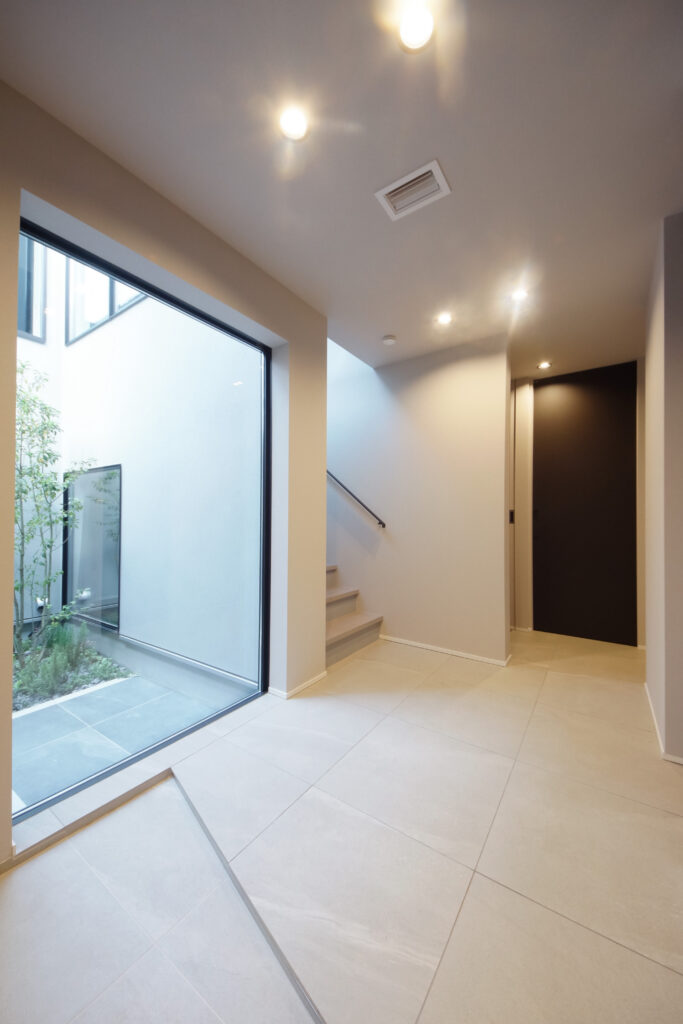 注文住宅の玄関ホール 壁や床の素材感を生かし空間をデザインします