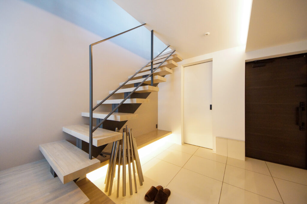注文住宅の玄関ホール 壁や床の素材感を生かし空間をデザインします